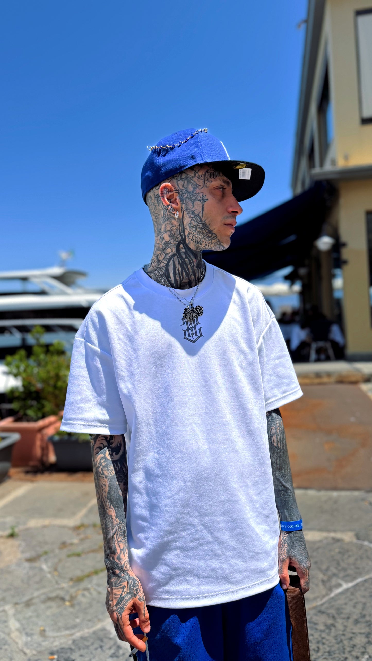 WHITE T-SHIRT AMBITION