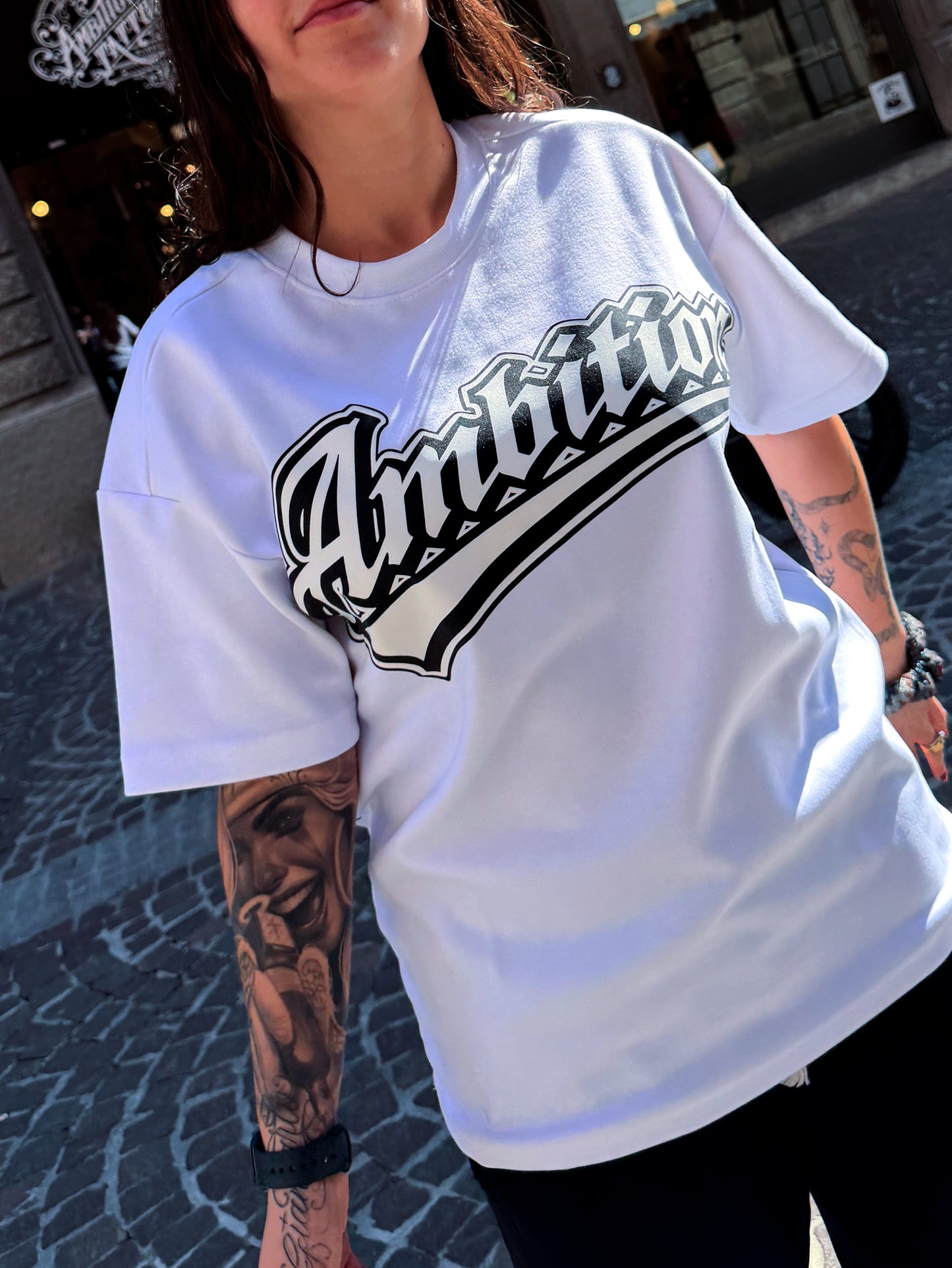 WHITE T-SHIRT AMBITION